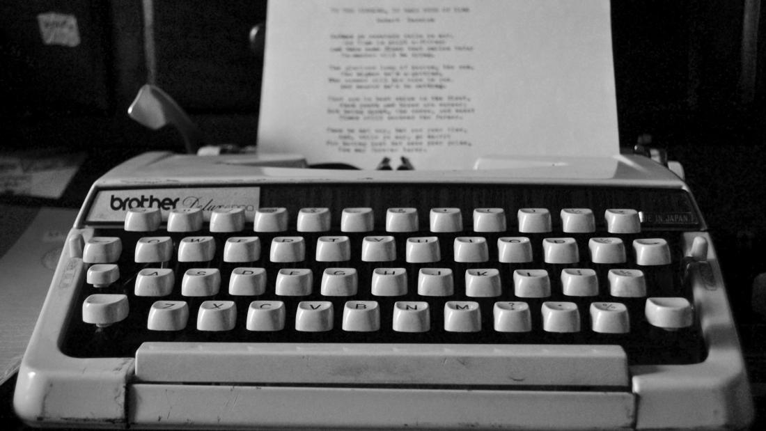 Picture of an old typewriter