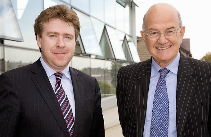 Athro Dermot Cahill, Pennaeth Ysgol y Gyfraith, gyda’r Arglwydd Igor Judge, Arglwydd Brif Ustus Lloegr a Chymru
