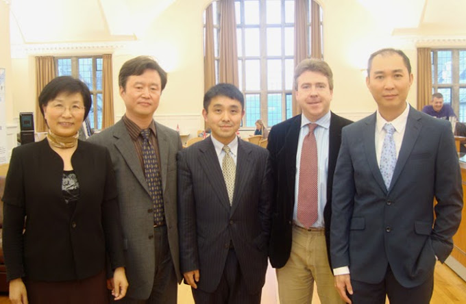 Athro Z Wang (canol) a’r Athro Jason Chuah (de eithaf), gyda staff Ysgol y Gyfraith