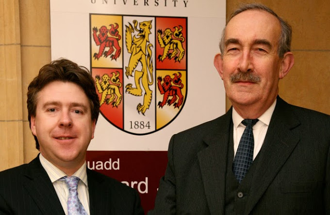 Athro Dermot Cahill, Pennaeth yr Ysgol, gyda’r Barnwr Anthony Seys Llewelyn, Barnwr Sifil Dynodedig ar gyfer Cymru