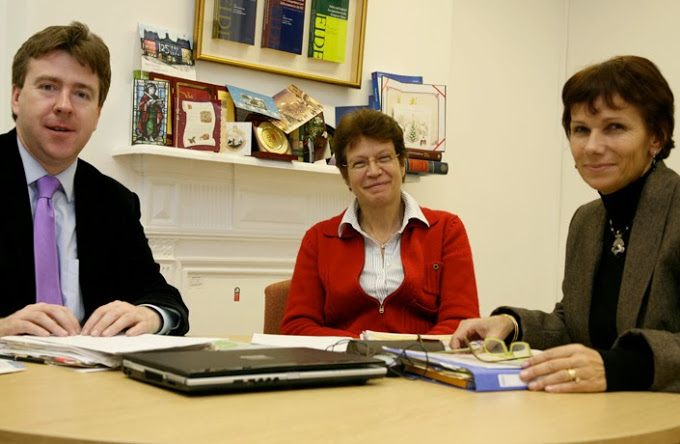 Yr Athro Dermot Cahill , Pennaeth yr Ysgol , gyda'r Athro Sylvaine Peruzzetto a Madame Claudine Chambert o Brifysgol Toulouse I, Ffrainc