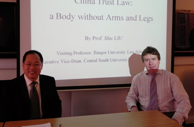 Athro Jihu Liu (chwith), Ysgolhaig ar Ymweliad o Ysgol y Gyfraith Central South University, China, gyda’r Athro Dermot Cahill, Pennaeth yr Ysgol