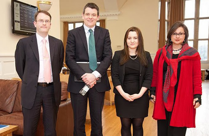Ch-D: Darlithydd Mark Hyland; ymarferwr Cyfraith Droseddol, Liam Ferris; Bethney Miller, Llywydd Cymdeithas Myfyrwyr y Gyfraith; yr Athro Suzannah Linton