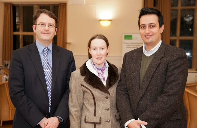 Dr Jasem Tarawneh o Brifysgol Manceinion (dde) gyda Mark Hyland, darlithydd, a Tamara Bukatz, myfyrwraig PhD