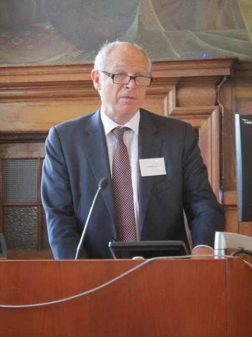 Yr Arglwydd Neuberger o Abbotsbury, Llywydd Llys Goruchaf Prydain, yn siarad yng Nghynhadledd Cymru Gyfreithiol yn Ysgol y Gyfraith Bangor, 2014