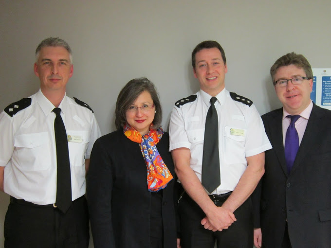 Mr Ustus Peter Charleton, Barnwr yn Llys Goruchaf Iwerddon (canol) gyda’r Athro Dermot Cahill (chwith) a Dr Mark Hyland ar achlysur darlith gwadd y Barnwr Charleton ar 'Homicide and Hatred: Some Reflections' (Dydd Llun, 8 Chwefror 2016)
