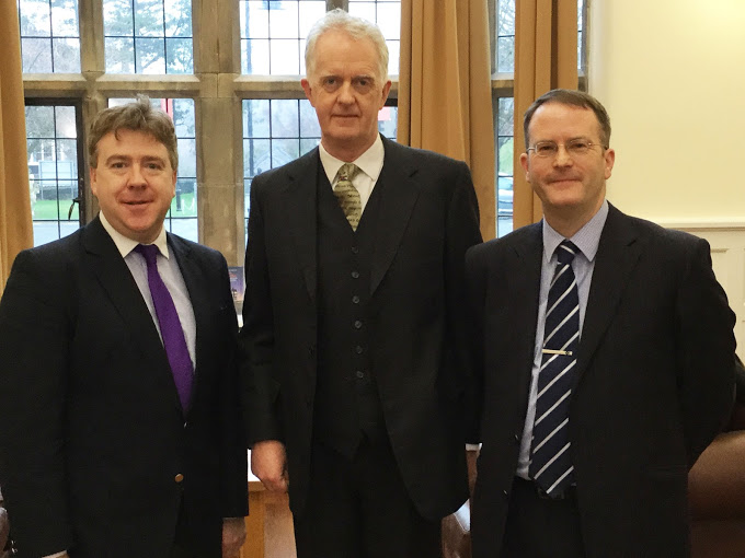 Siaradwyr gwadd o Heddlu Gogledd Cymru: Arolygydd Neil Thomas (chwith) a Phrif Arolygydd Richard Green (ail o’r dde), gyda’r Athro Suzannah Linton a Pennaeth yr Ysgol, yr Athro Dermot Cahill