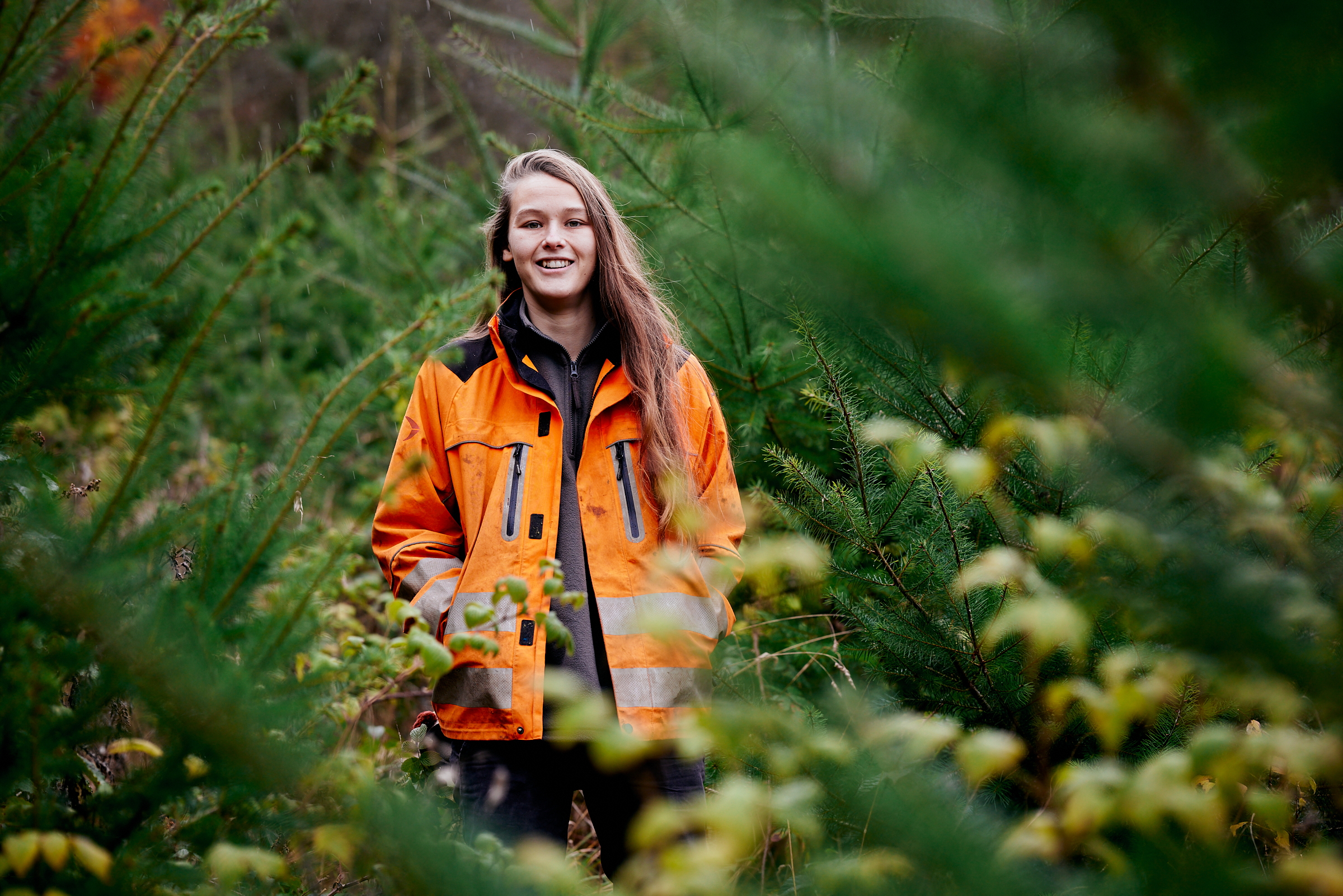 Jemima Letts, graddedig mewn Coedwigaeth, yn gweithio fel cynorthwyydd coedwigaeth yn Stad Chatsworth