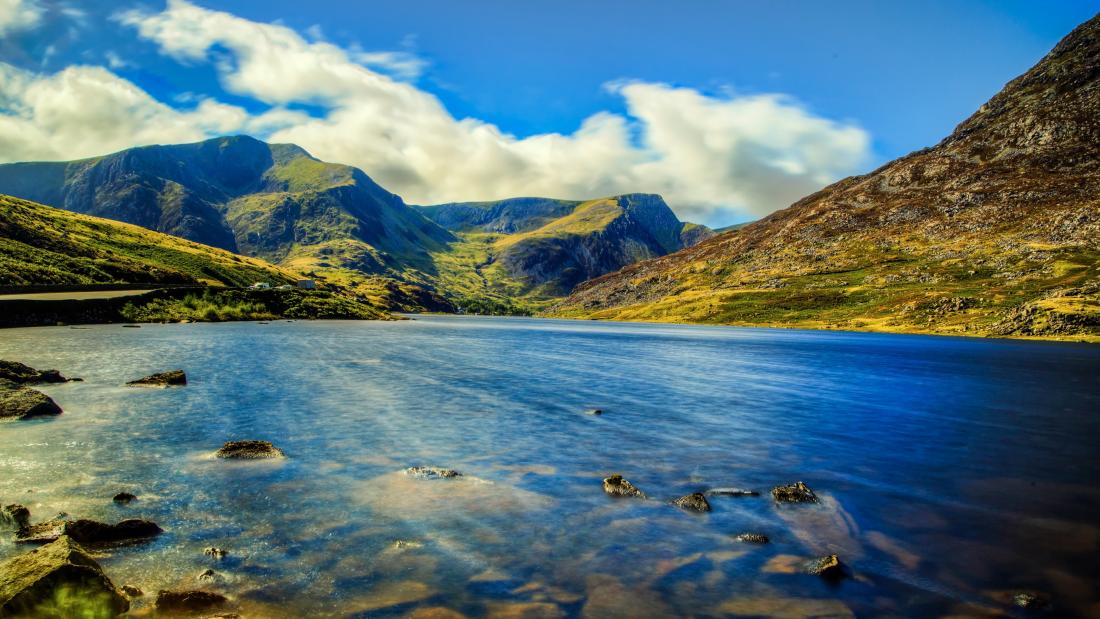 Landscape of a lake and mountains.