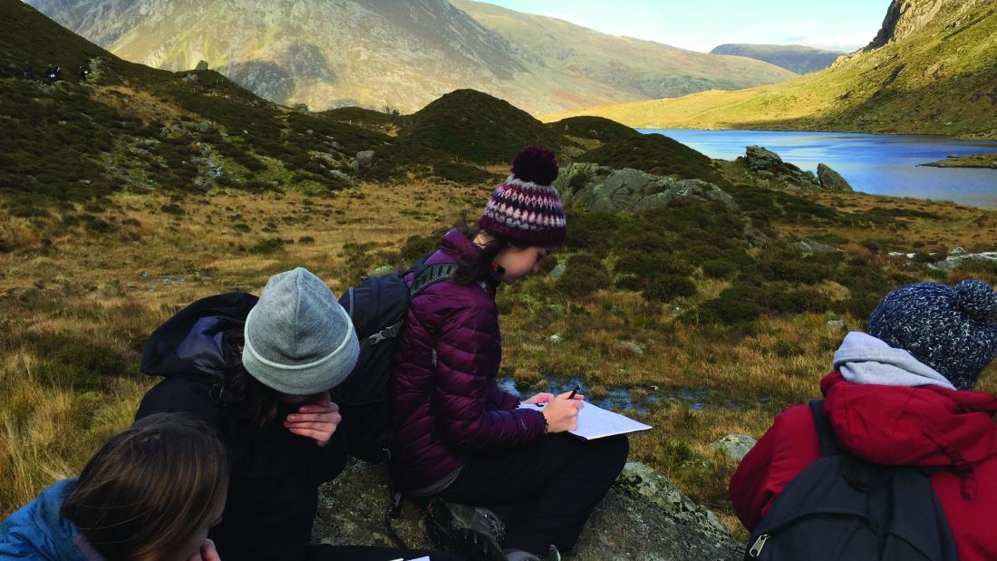 Myfyrwyr yn mapio yn Cwm Idwal, Eryri