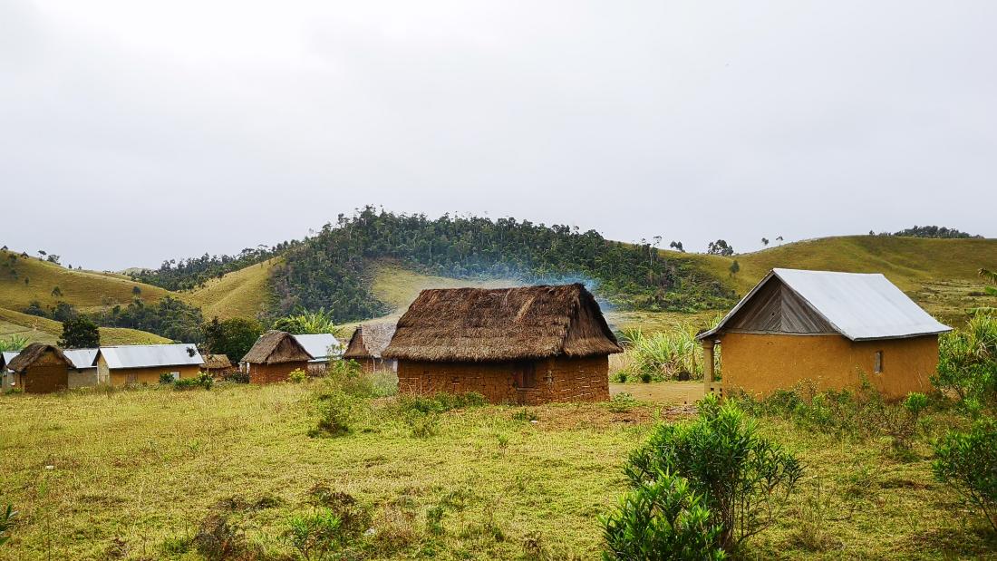 Pentref ar cyrrion coedwig, Madagascar