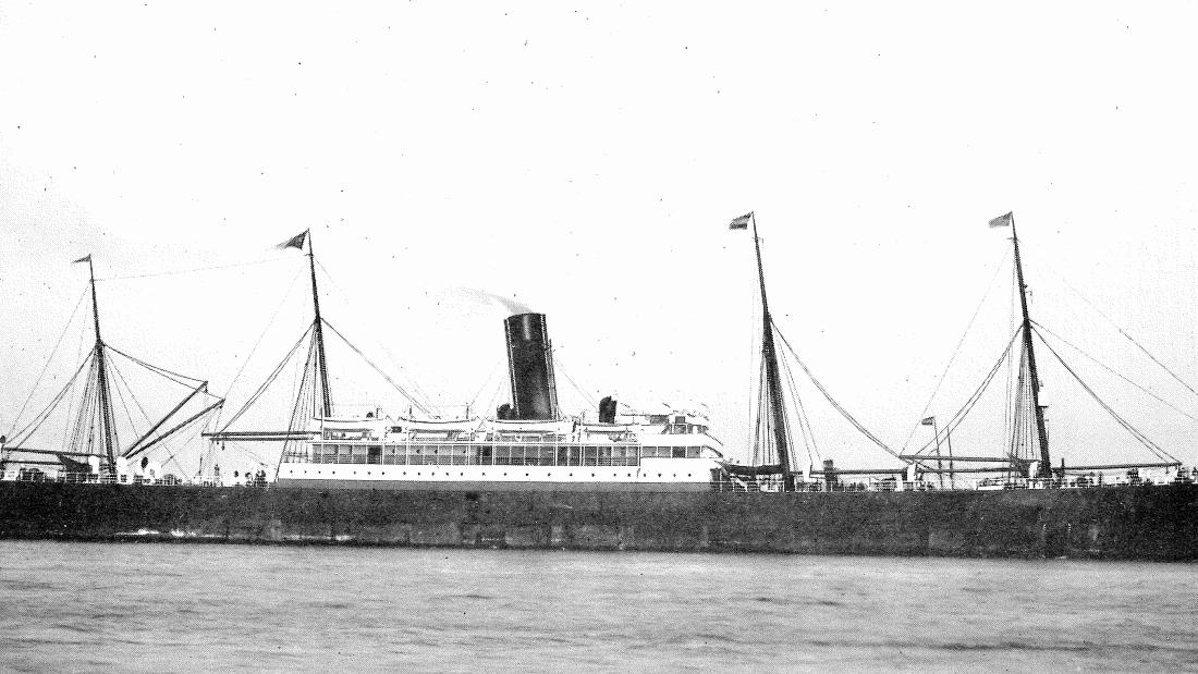 Llun du a gwyn o long ager, gyda pedwar mast a A black and white image of a steamship fills the frame she has four short masts and a funnel at the centre.