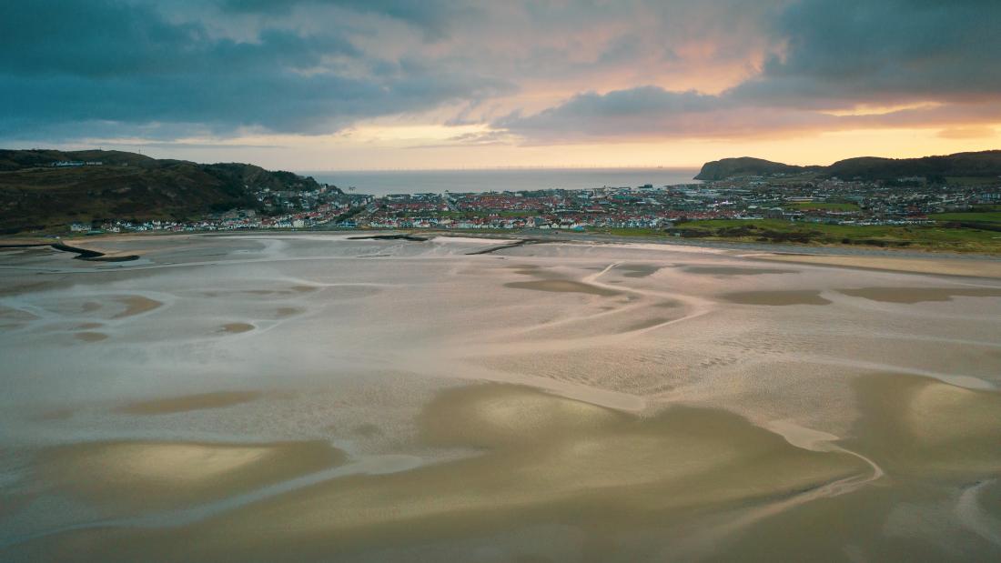  Gelir weld banciau tywod a sianeli yn y llun yma o'r awyr tuag at lan y môr gorllewinol, Llandudno.channels canbe seen in this low tide aerial view taken above the coast looking towards West Shore, Llandudno