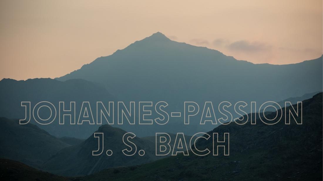 Mynydd niwlog ac ar ben mae'r geiriau Johannes- Passion J.S.Bach