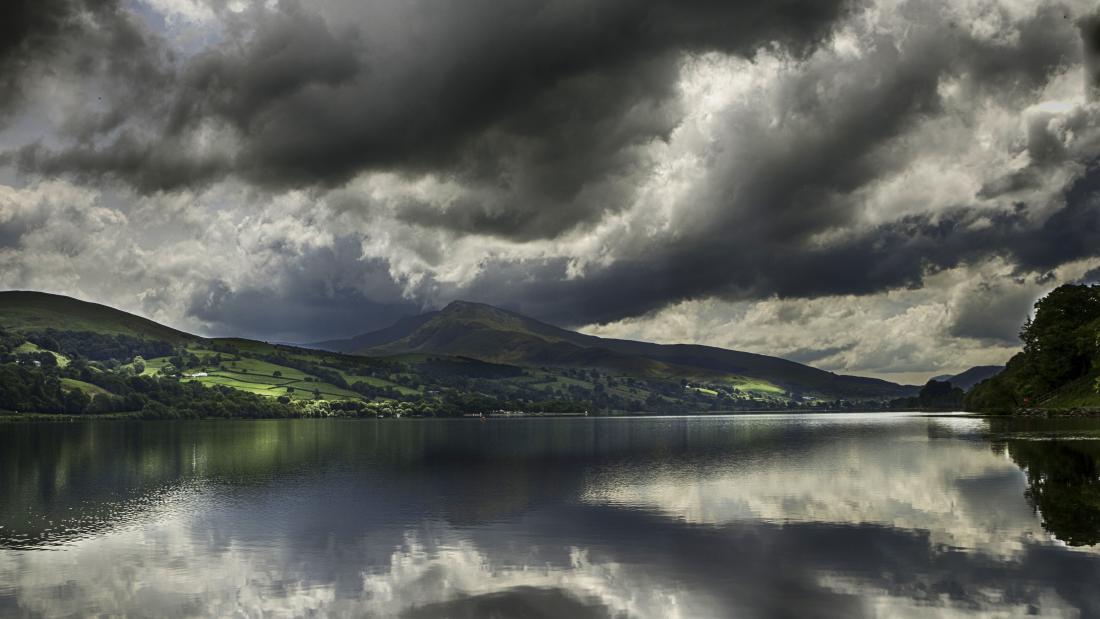 Llyn Tegid o dan awyr cymylog atmossferig