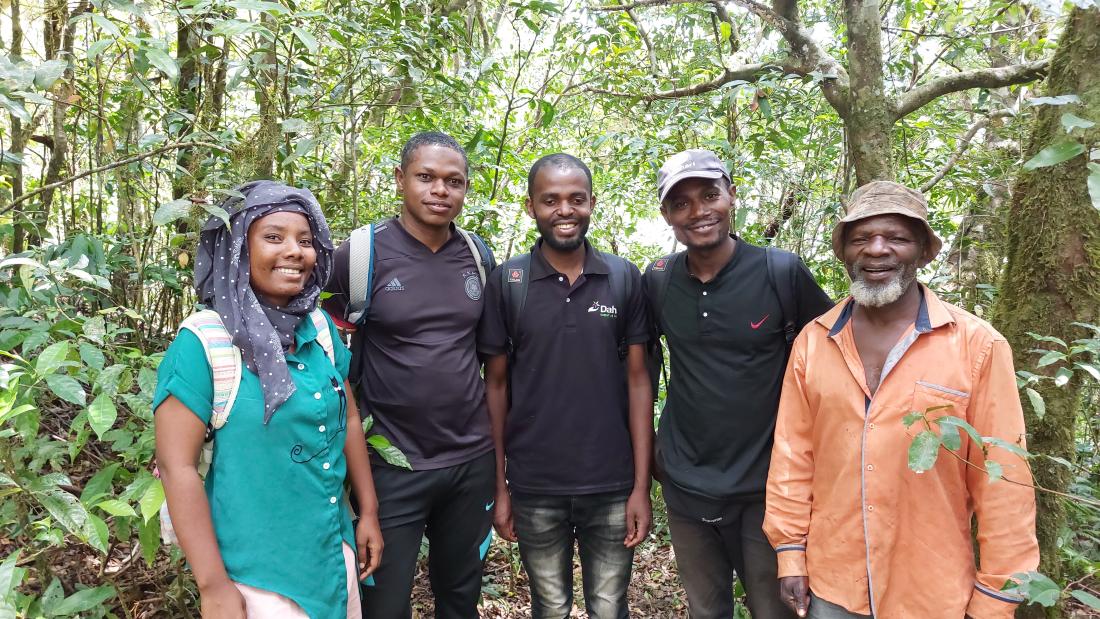A group of Dahari staff members