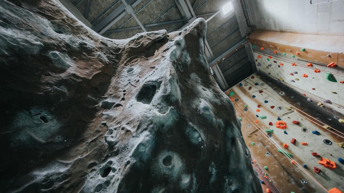  wal bouldering a rhan o'r wal ddringo.