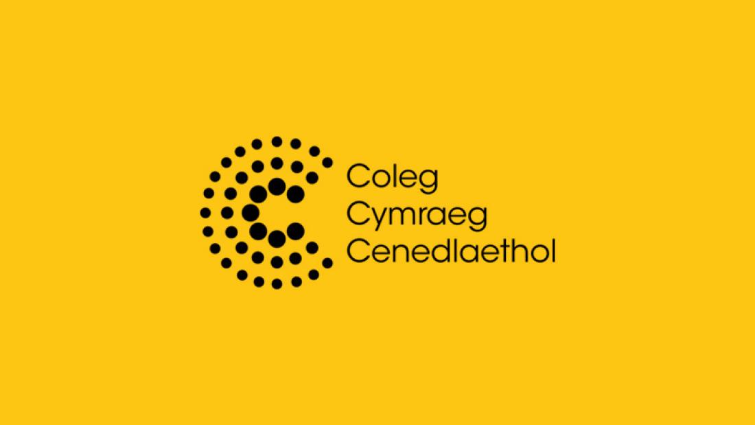 Logo y Coleg Cymraeg Cenedlaethol mewn du ar gefndir melyn