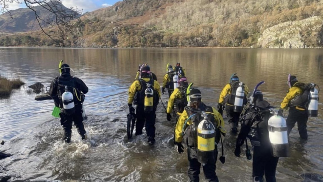 Image of divers about to go diving 