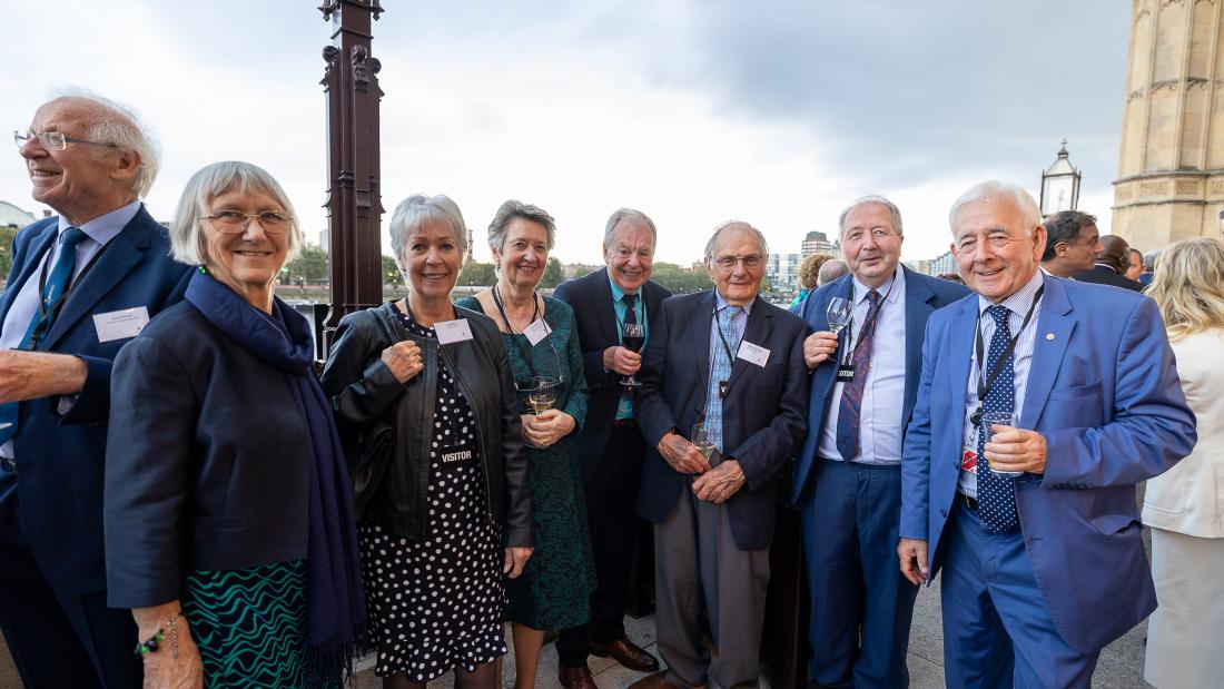 Cyn-fyfyrwyr ar y teras / Alumni on the terrace