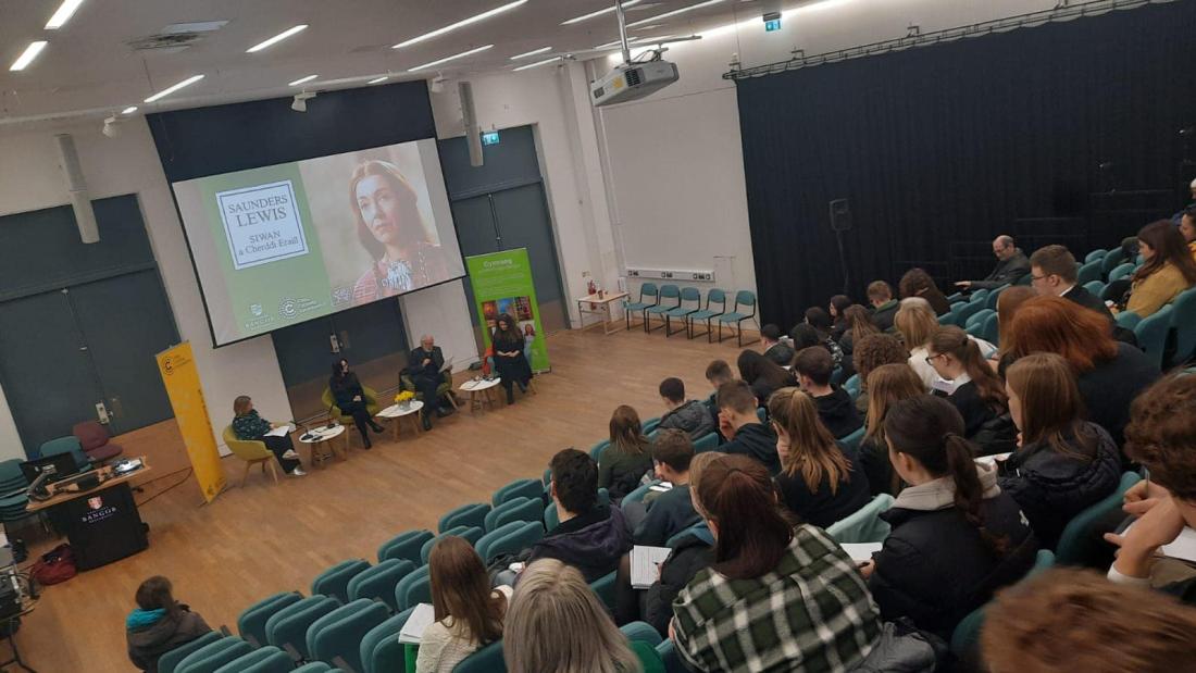 Cyflwyniad yn ddarlithfa / Presentation in Lecture theatre