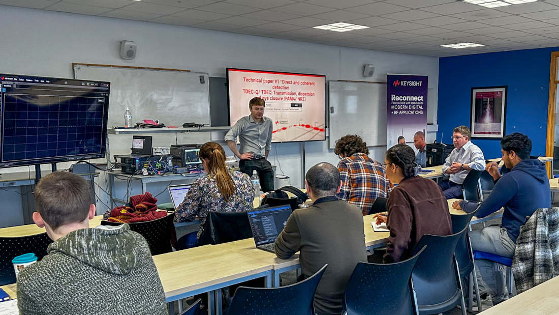 Grŵp o fyfyrwyr ac aelodau o ddiwydiant yn mynychu seminar