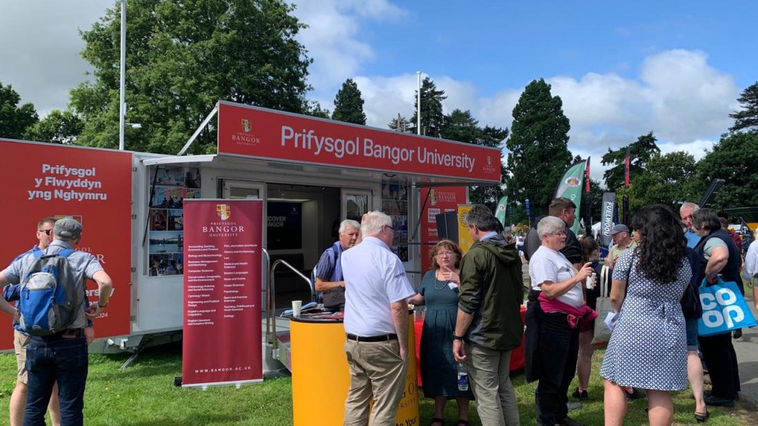 Trelar Prifysgol Bangor gydag aelodau o'r cyhoedd yn ymgynnull