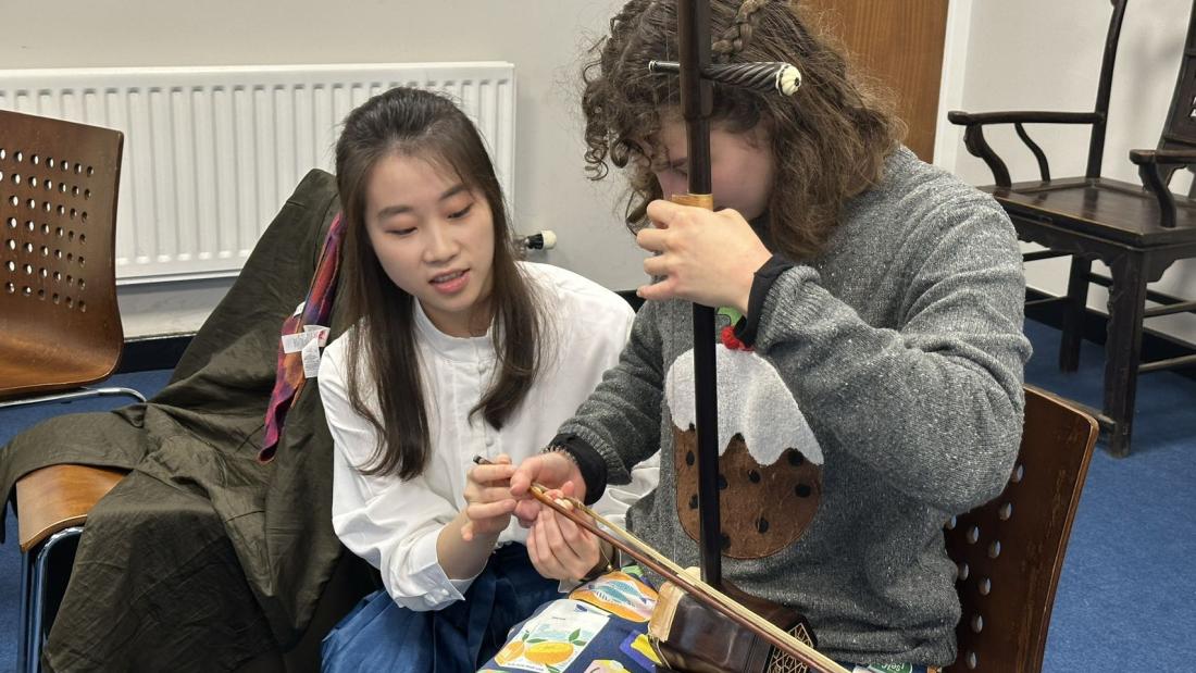 PLAYING ERHU