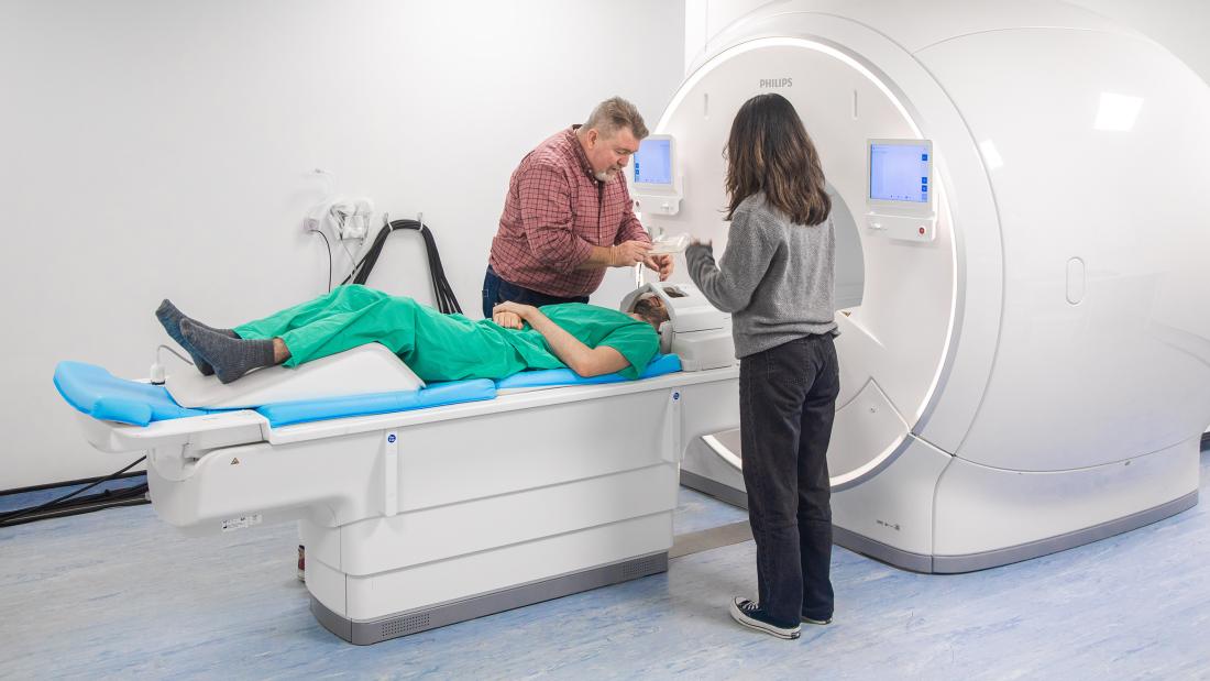Student, lecturer and patient in the scanner