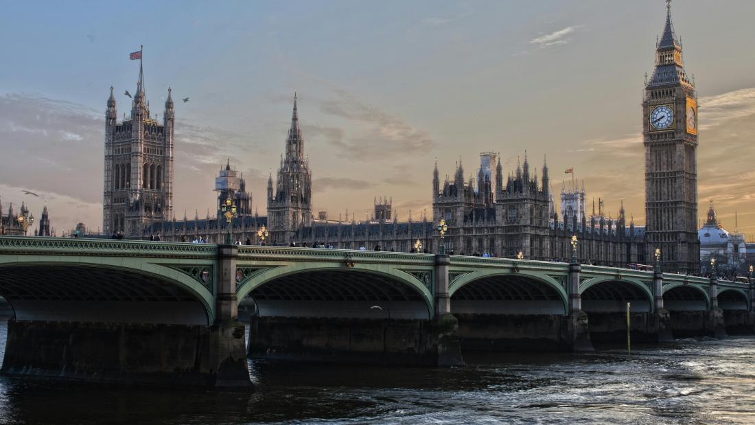 Westminster: Bridge over River in City