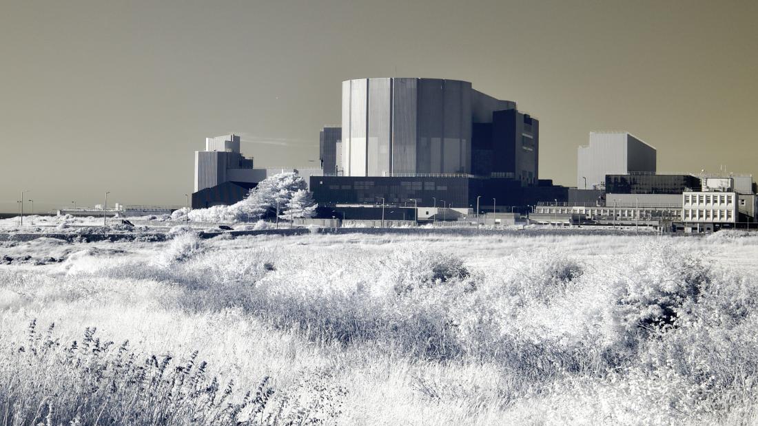 Delwedd o Wylfa yn y cefndir mewn Du a Gwyn