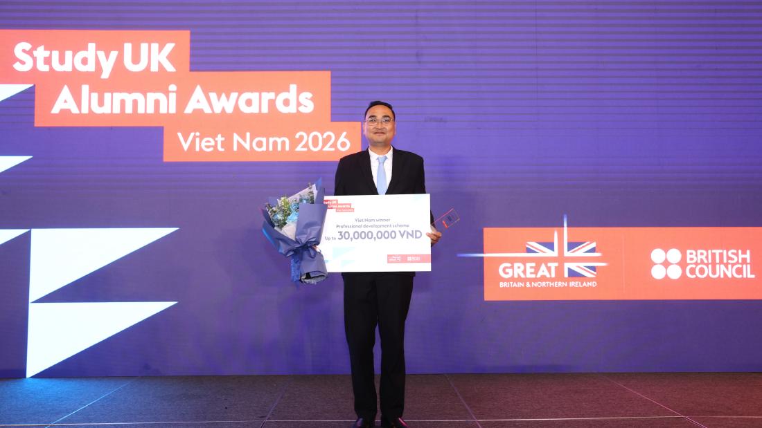 Long Vu posing with cheque and flowers