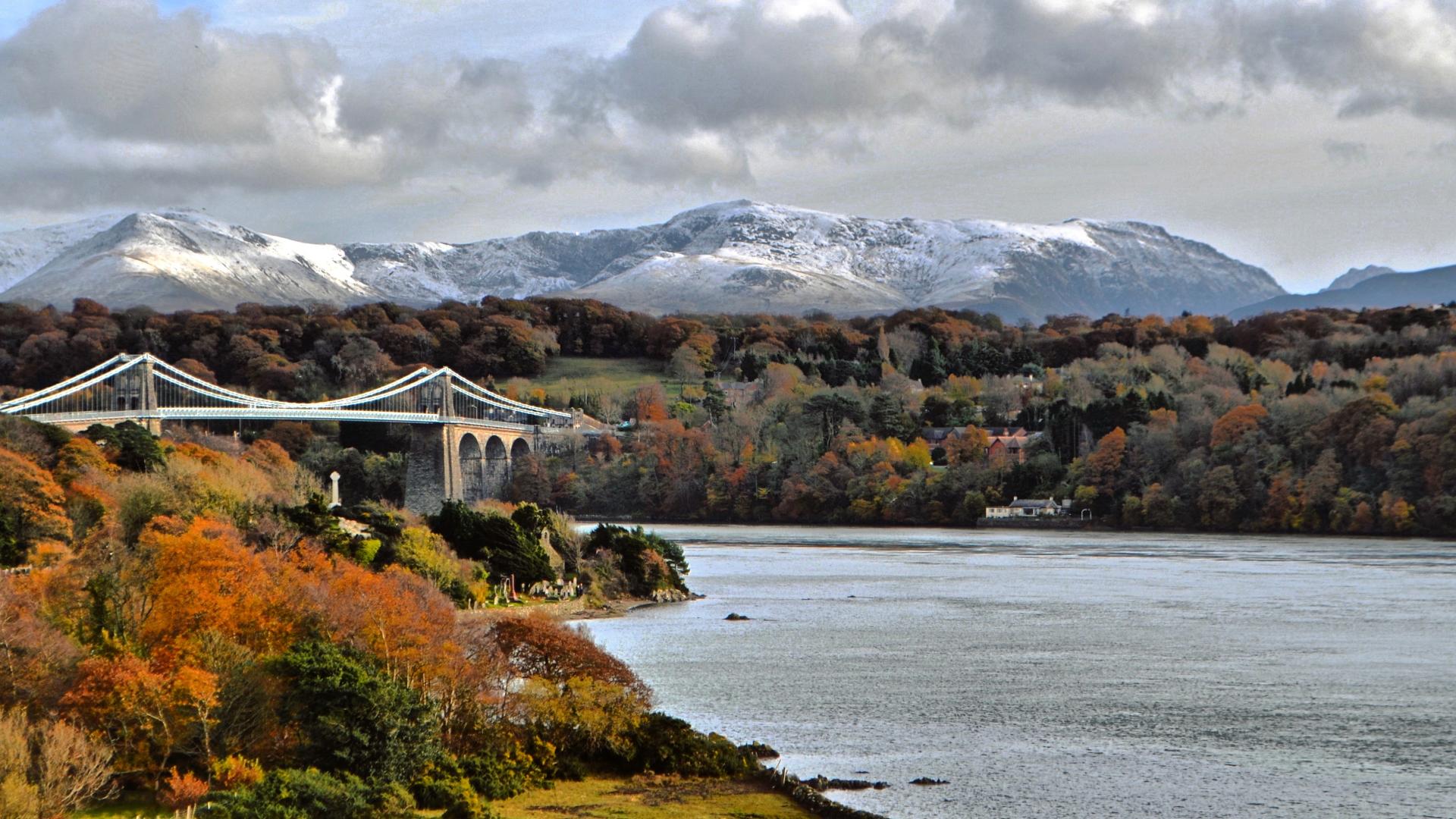 Pont Borth dros Gulfor y Fenai