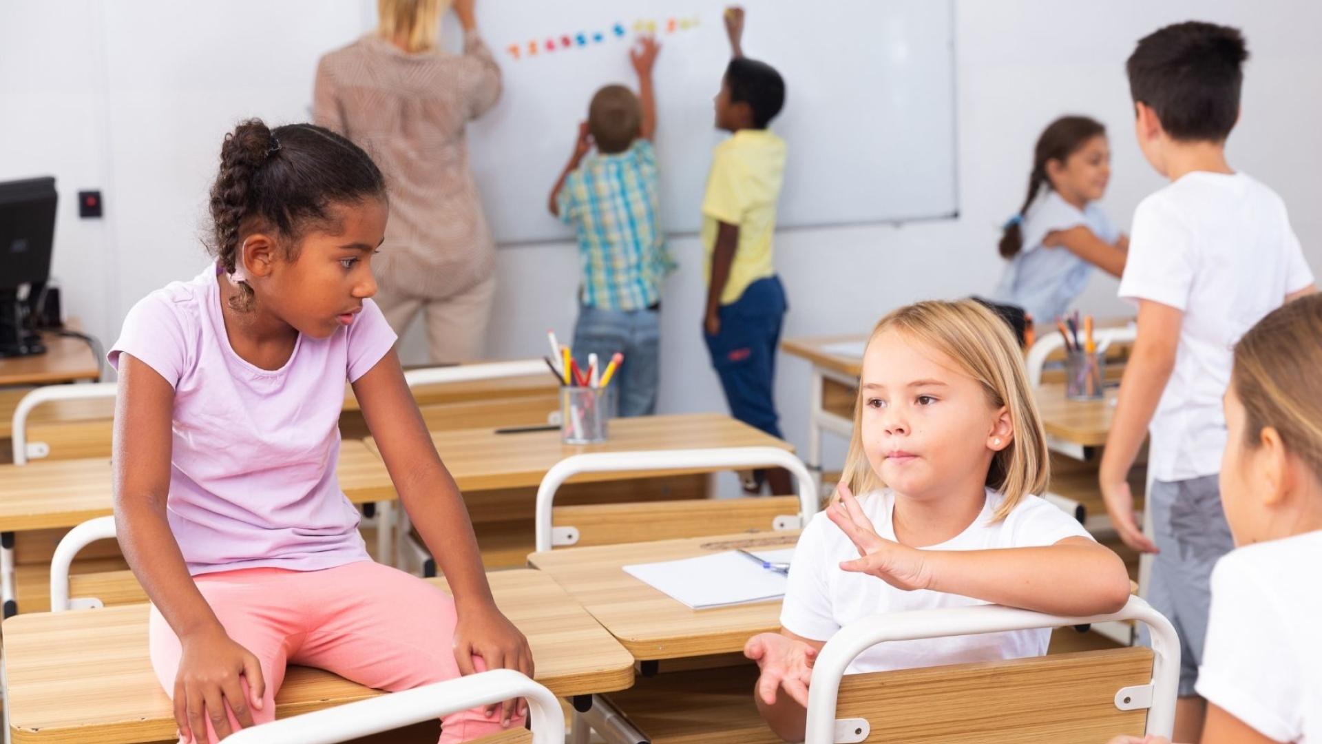 Plant yn siarad a dysgu yn y dosbarth