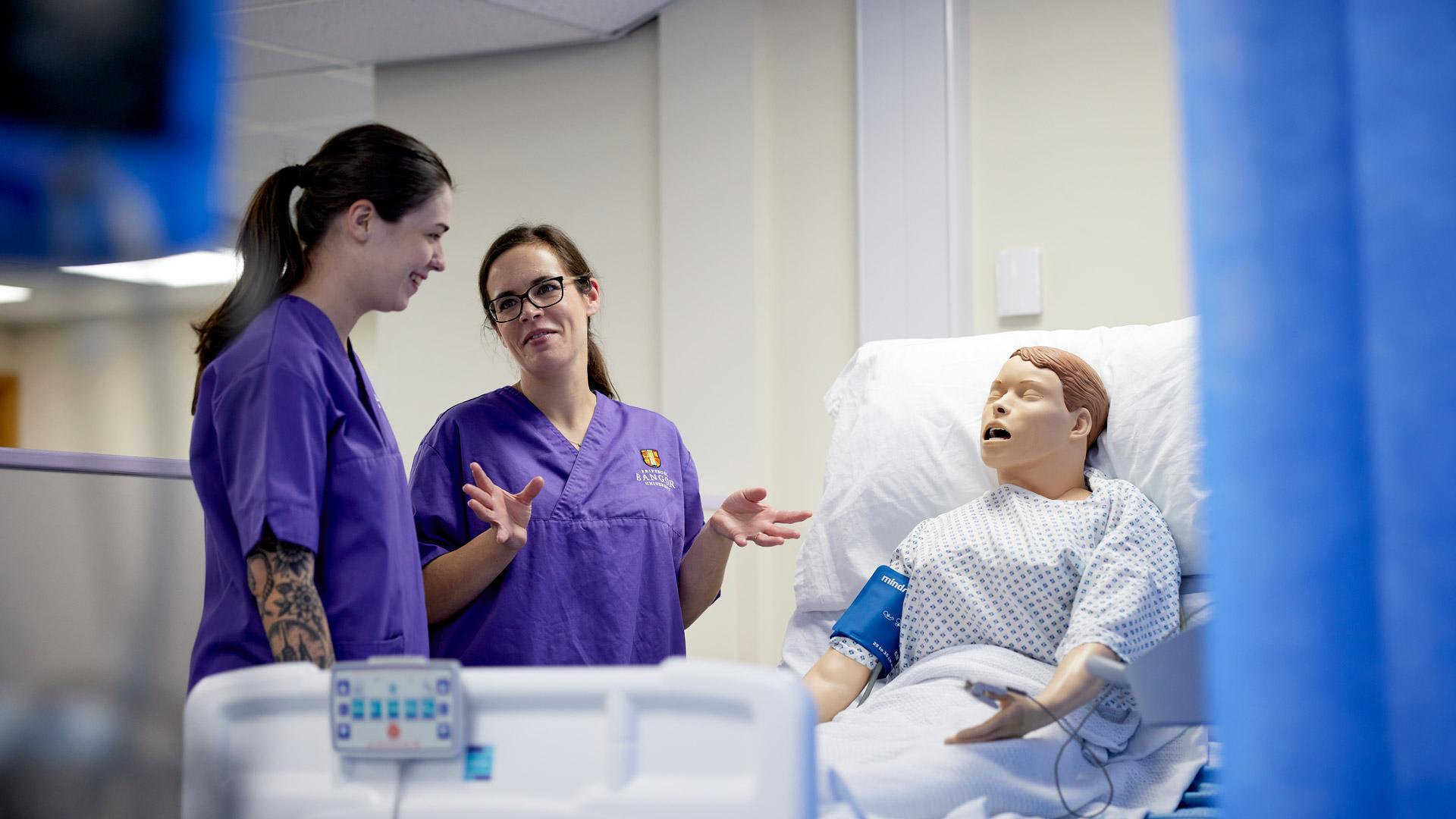 Myfyrwyr nyrsio gyda chlaf ffug