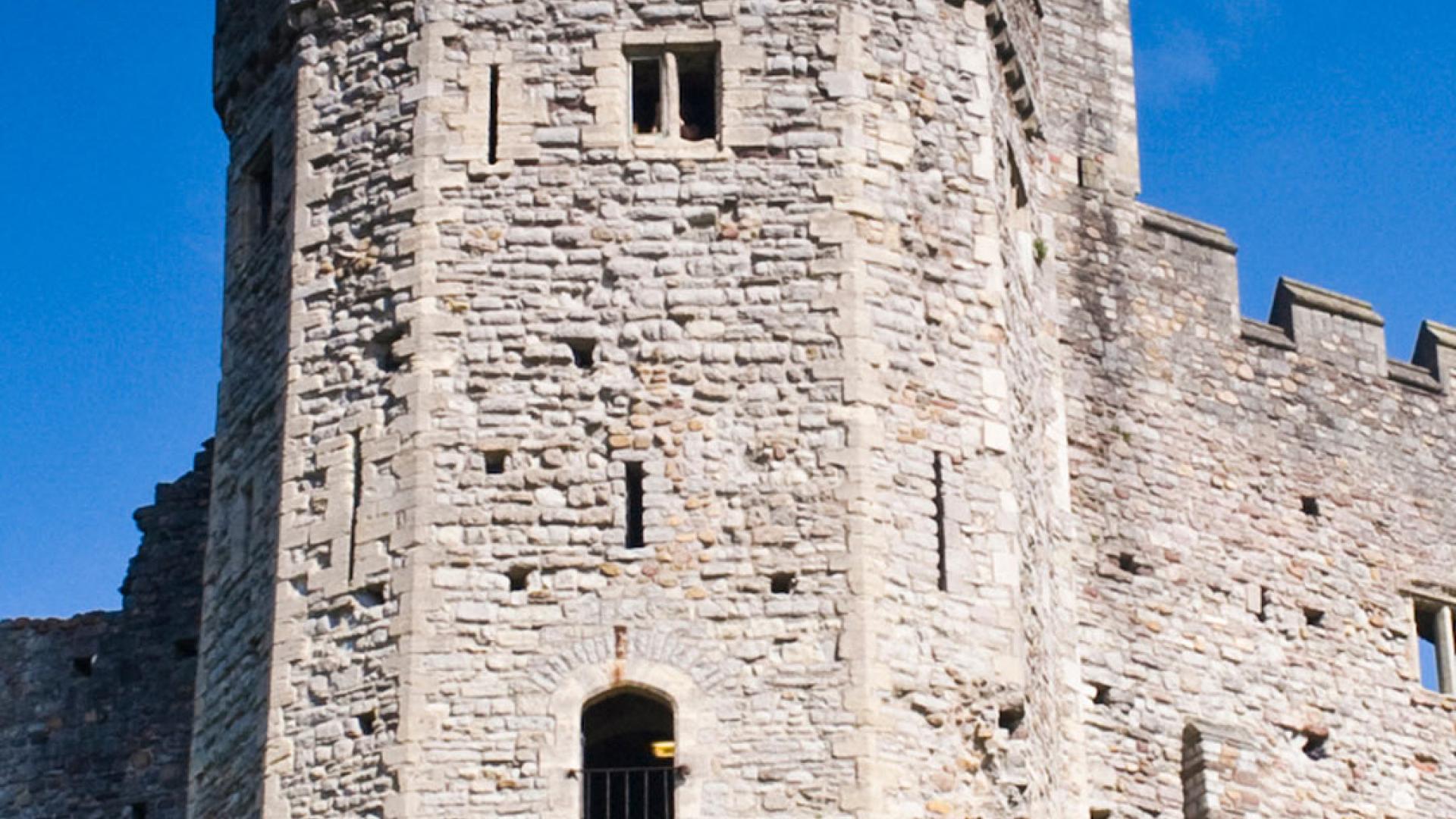 Baner Cymru yn chwifio ar gastell 