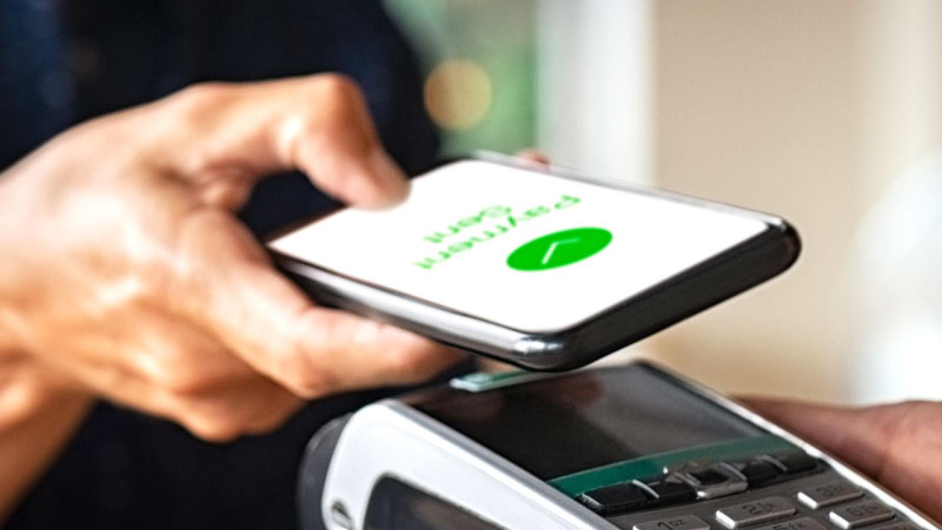 dynes yn talu gyda technoleg chip a pin