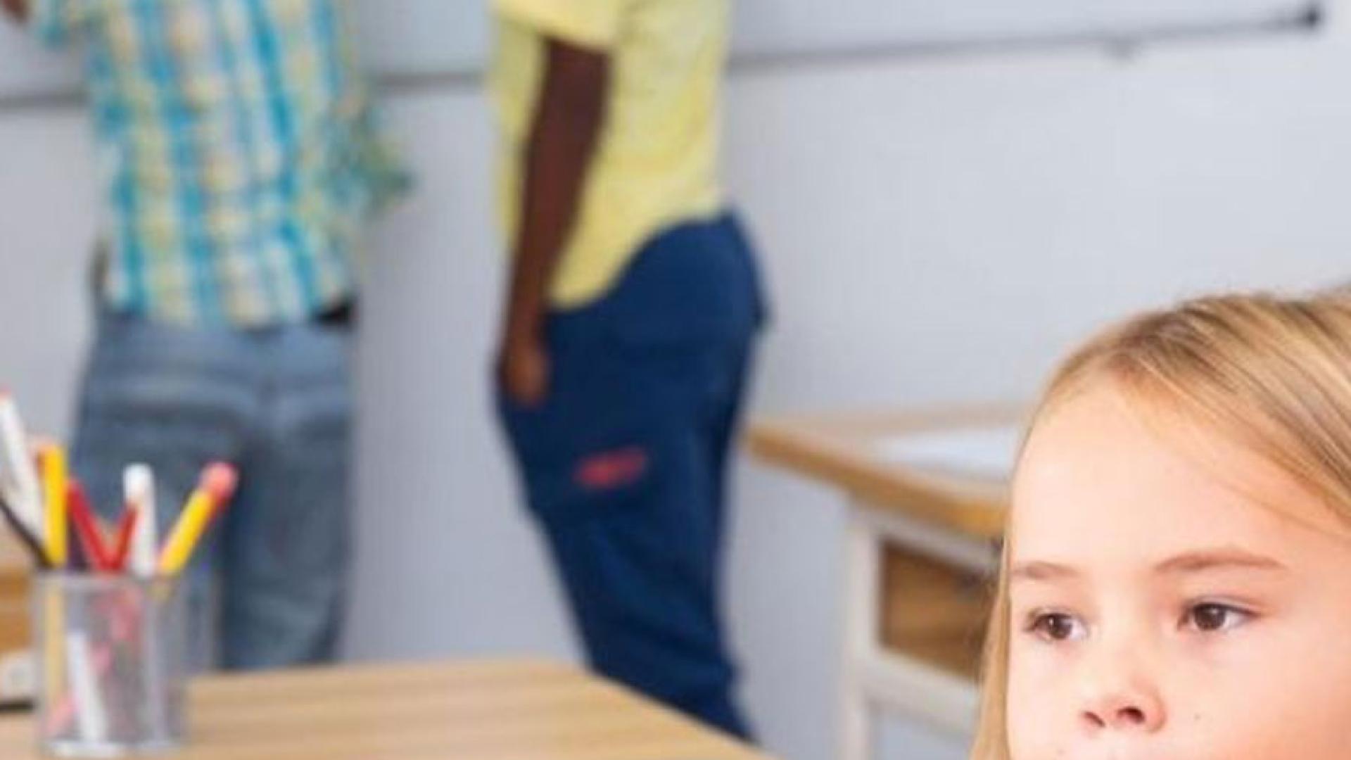 Plant yn siarad a dysgu yn y dosbarth