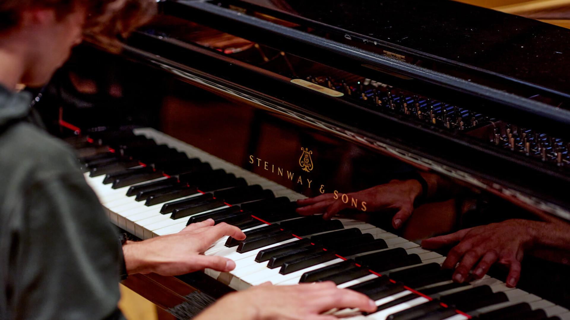 myfyriwr yn chwarae'r piano