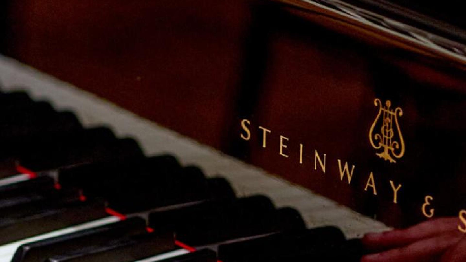 myfyriwr yn chwarae'r piano