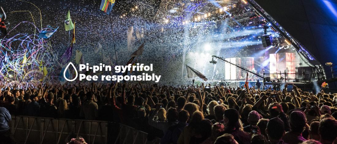 Delwedd o ŵyl Glastonbury gyda logo Pi-pi'n gyfrifol