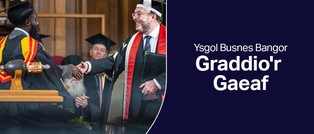 Myfyriwr yn graddio yn ysgwyd llaw ag Is-Ganghellor Prifysgol Bangor