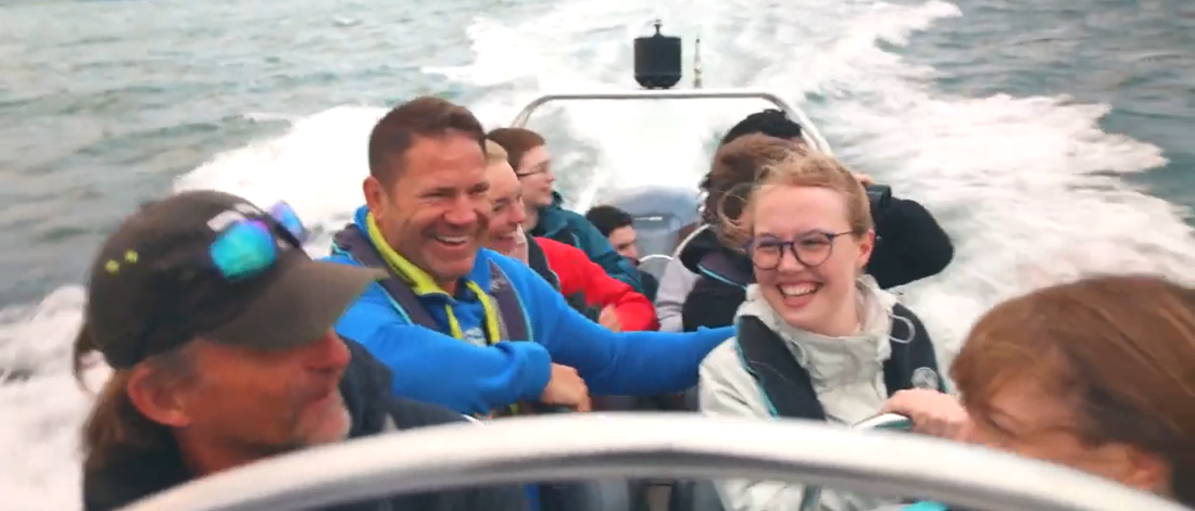 Myfyrwyr Gwyddorau Naturiol Prifysgol Bangor ar gwch rib gyda Steve Backshall