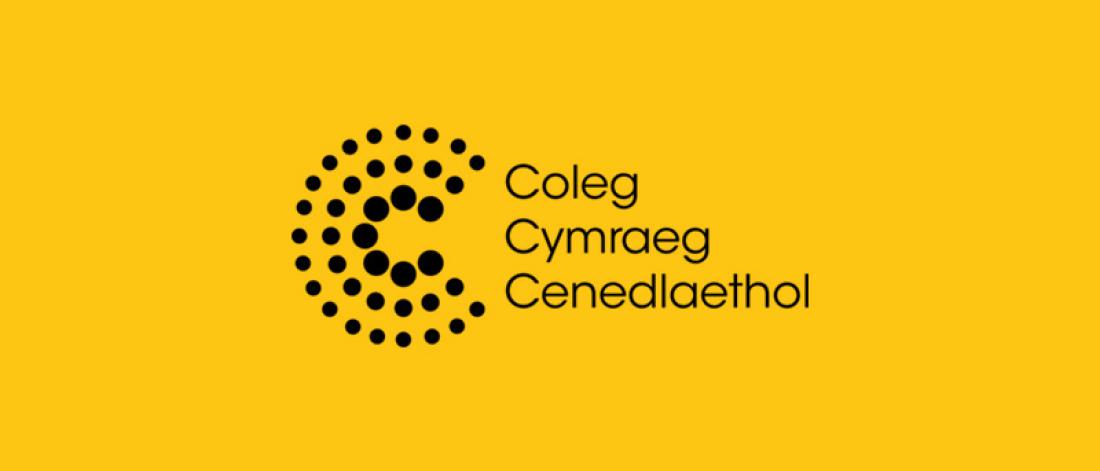 Logo y Coleg Cymraeg Cenedlaethol mewn du ar gefndir melyn