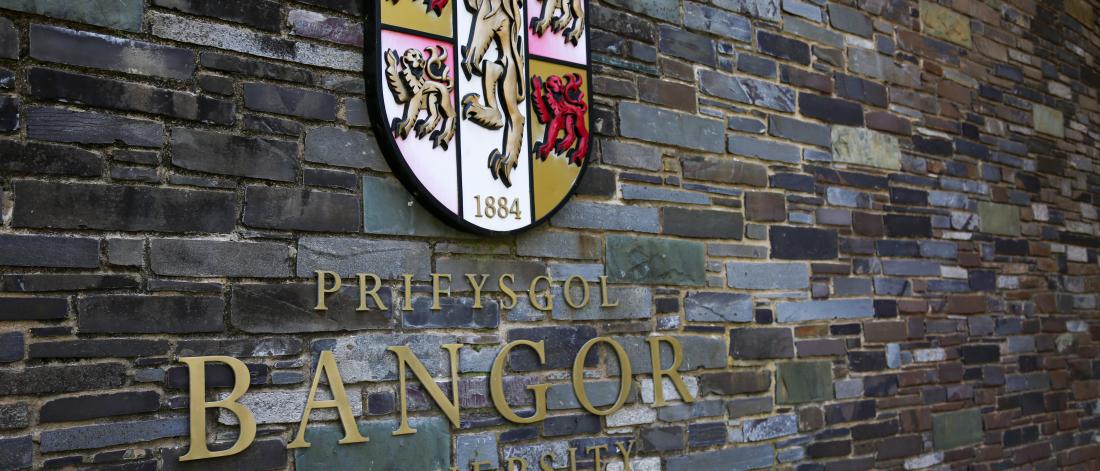 Arwydd Prifysgol Bangor ar y wal