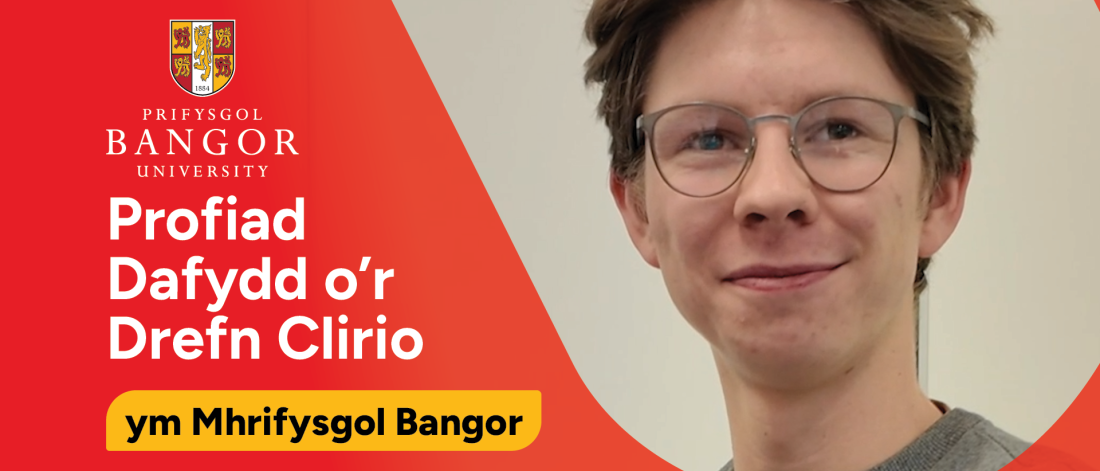 Clawr fideo efo llun Dafydd, logo Prifysgol Bangor a'r ysgrifen Profiad Dafydd o'r Drefn Clirio ym Mhrifysgol Bangor