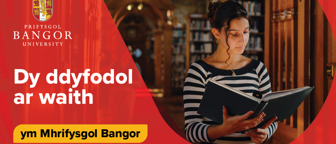 Testun: Dy ddyfodol ar waith ym Mhrifysgol Bangor, gyda merch yn edrych ar lyfr mewn llyfrgell