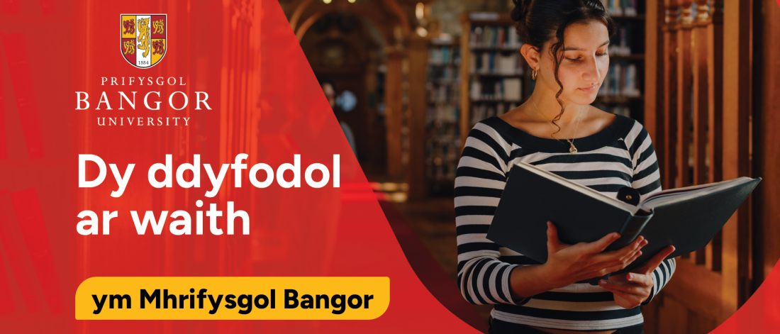 Testun: Dy ddyfodol ar waith ym Mhrifysgol Bangor, gyda merch yn edrych ar lyfr mewn llyfrgell