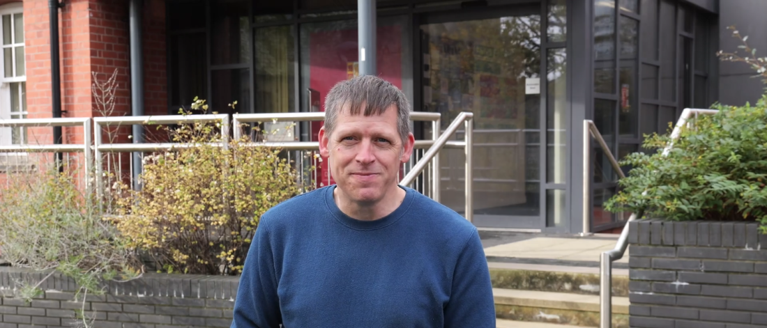 a headshot of Guto Puw, Darllenydd mewn cyfansoddi