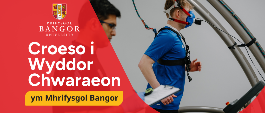 Myfyriwr yn rhedeg ar y treadmill yn gwisgo mask monitro